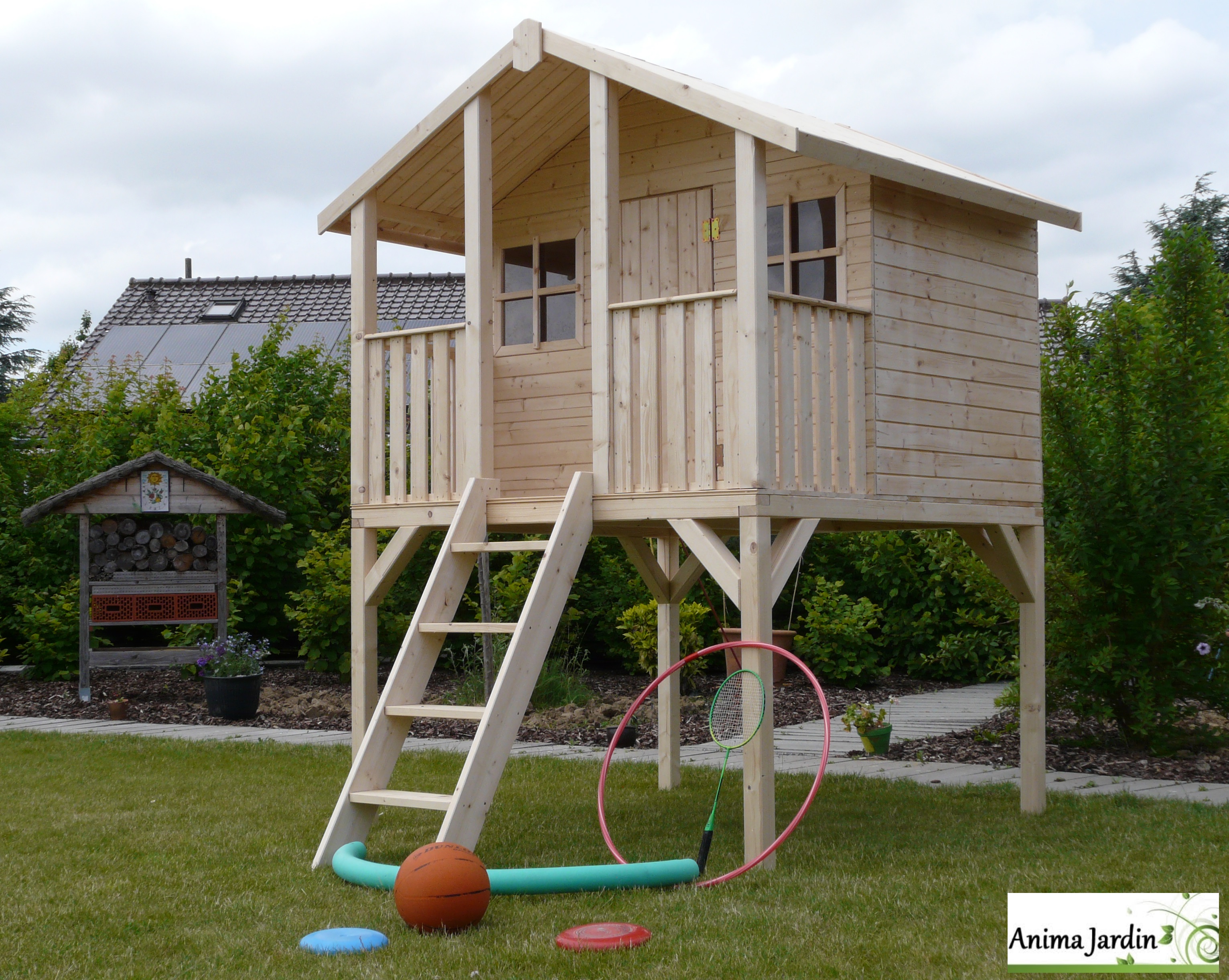 Cabane enfant - Grande cabane enfant peinte patio sur pilotis avec terrasse  - Couleur Garden